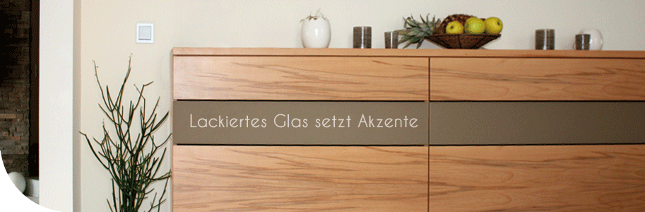 Sideboard mit lackierter Glasblende